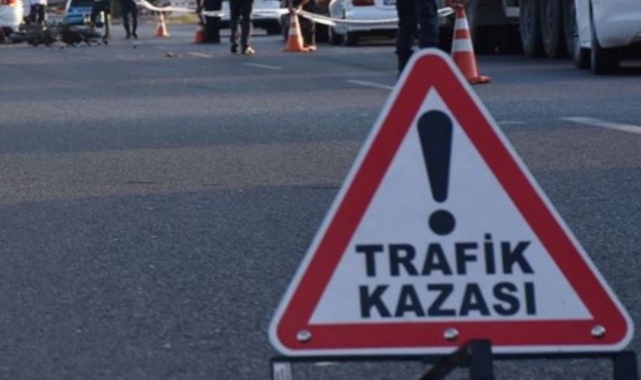 Otomobil Kamyona Çarptı:4 Ölü,1 Yaralı