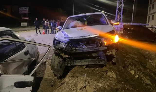 Otomobil Pikapla Çarpıştı:2 Yaralı