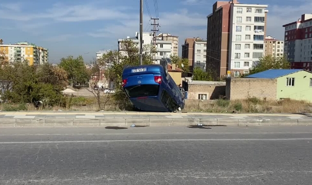 Otomobil Yol Kenarına Devrildi