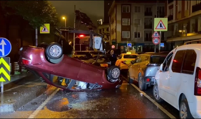 Park Halindeki Araçlara Çarpıp Devrildi