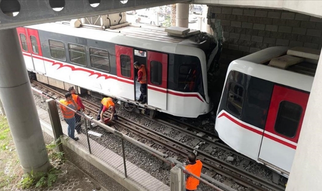 Raydan Çıkan Metro Vagonu Duvara Çarptı