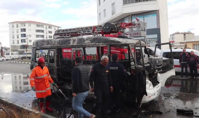 Seyir Halindeyken Alev Alan Yolcu Minibüsü Yandı