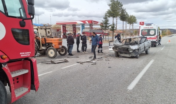 Traktörle Çarpışan Otomobil Sürücüsü Öldü