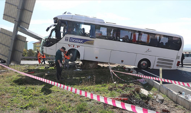 Tur Otobüsü Otomobille Çarpıştı:30 Yaralı