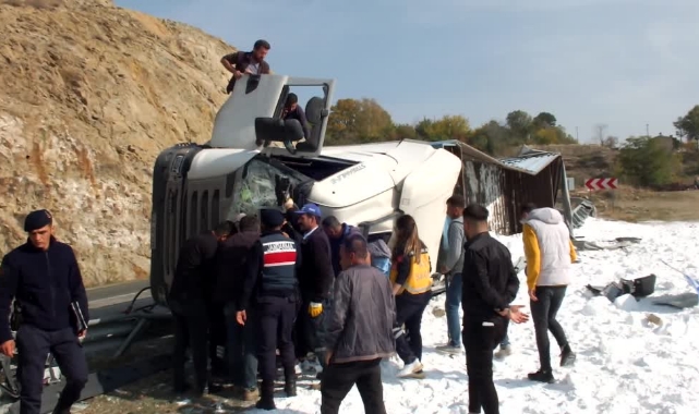 Tuz Yüklü Tır Devrildi, Sürücü Yaralandı