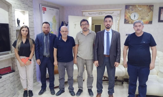 Yalınız, gazetecilerin sorunlarını dinliyor