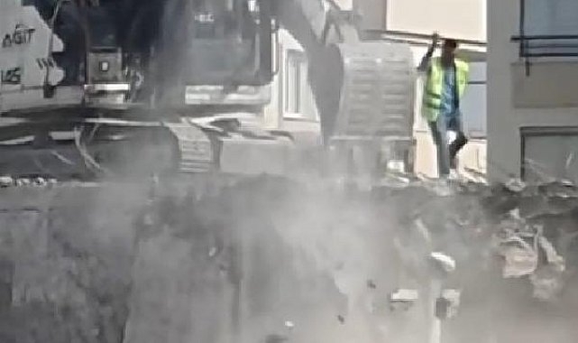 Yıkılan Binanın Çatısında Dans Etti!