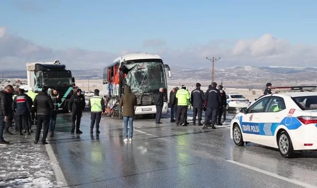 Yolcu Otobüsü İle Tır Çarpıştı