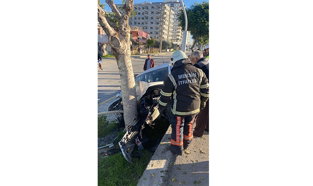 Ağaca Çarpan Otomobilde Sıkıştı