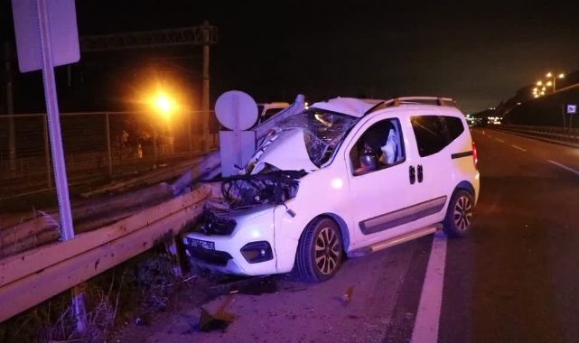 Bariyerlere Saplandı:1'i Ağır 3 Yaralı