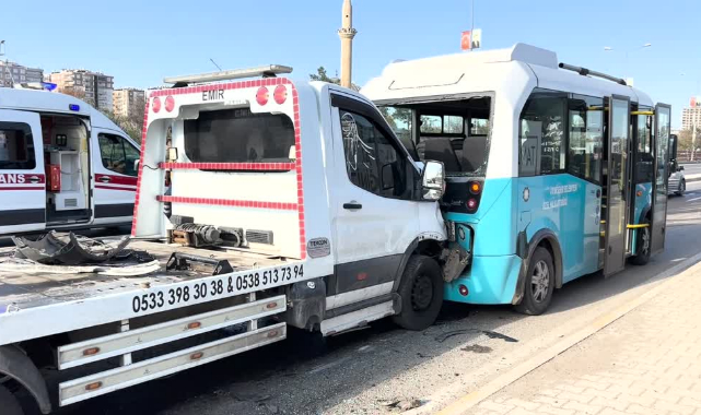 Çekici, Yolcu Minibüsüne Çarptı:9 Yaralı