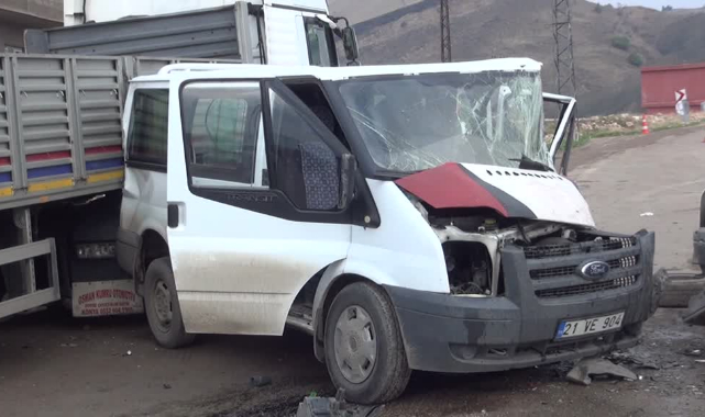 İki Minibüs Çarpıştı:18 yaralı