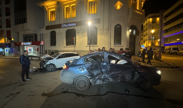 İki Otomobil Çarpıştı:2 Yaralı