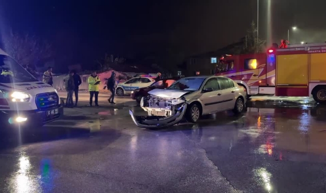 İki Otomobil Çarpıştı