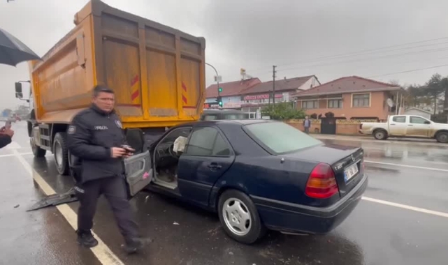 Kamyona Çarpan Otomobilin Sürücüsü Ağır Yaralandı