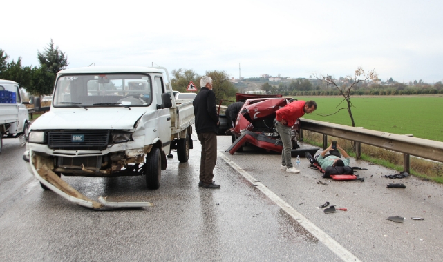 Kamyonet, Emniyet Şeridinde Bekleyen Otomobile Çarptı