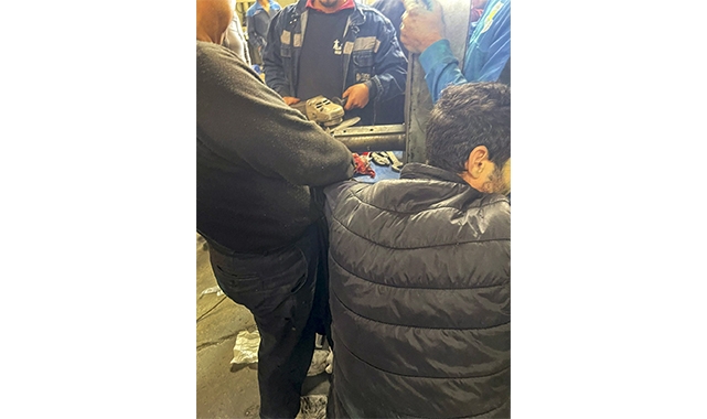 Kolunu Pres Makinesine Kaptırdı