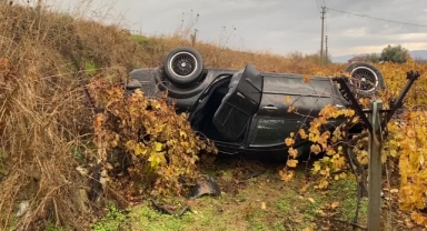 Kontrolden Çıkan Otomobil Takla Atıp, Bağa Devrildi