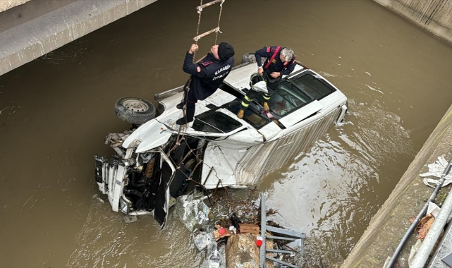 Minibüs Çaya Devrildi,1 Yaralı
