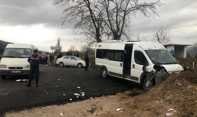 Öğrenci Servisi Toprak Yığınına Çarptı