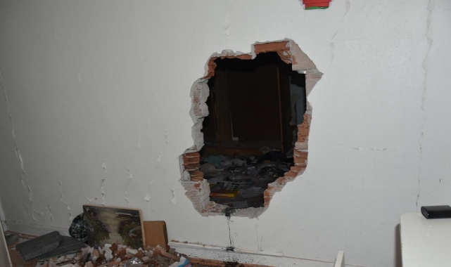 Orta Hasarlı Binanın Duvarını Delip, Daireleri Soydular