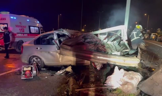 Otomobil Bariyerlere Çarptı:2 Yaralı