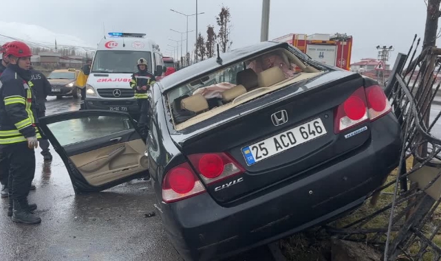 Otomobil Bariyerlere Çarptı:5 Yaralı
