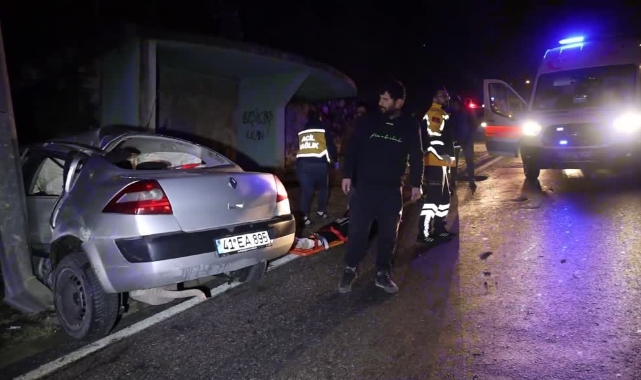 Otomobil Bariyerlere Çarptı