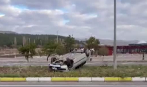 Otomobil Devrildi, Sürücü ve Eşi Yaralandı