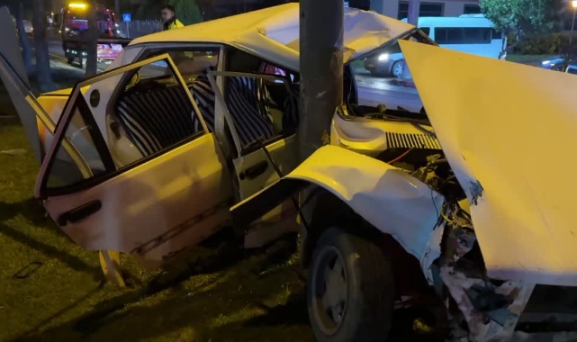 Otomobil Elektrik Direğine Çarptı