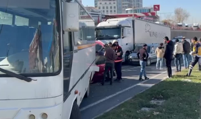 Otomobil İle Servis Aracı Çarpıştı, 2 Yaralı