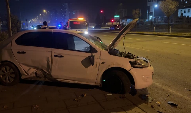 Otomobiller Çarpıştı:2 Yaralı