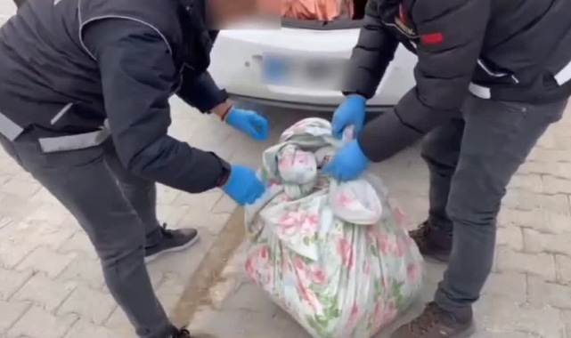 Polis Ekiplerince Durdurulan Otomobilden 19 Kilogram Esrar Çıktı