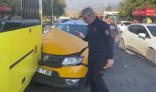 Taksi, Belediye Otobüsüne Çarptı