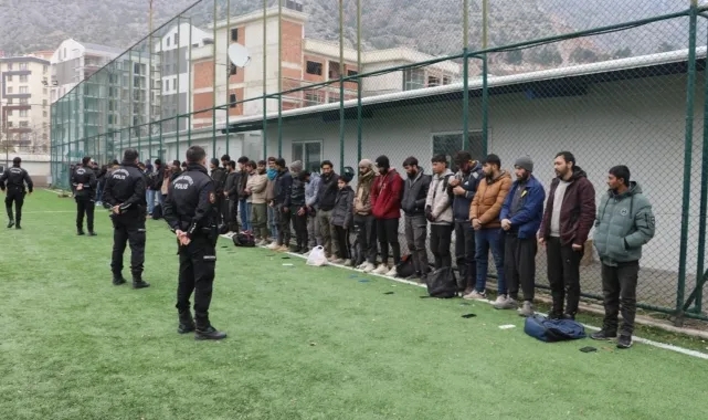 Tır Dorsesinde 61 Düzensiz Göçmen Yakalandı