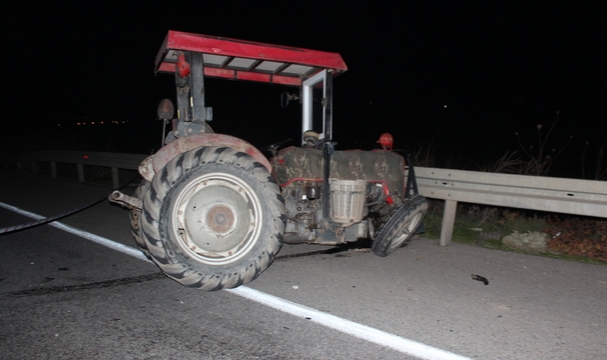 Tır, Traktöre Çarptı:2 Yaralı
