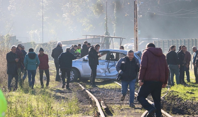 Tren, Hemzemin Geçitte Otomobile Çarptı:3 Yaralı