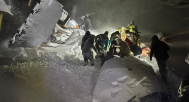 Yol Açma Çalışması Yapan İş Makinesi Uçuruma Yuvarlandı