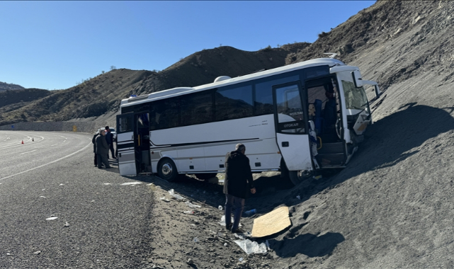Yolcu Midibüsü Yamaca Çarptı:27 Yaralı