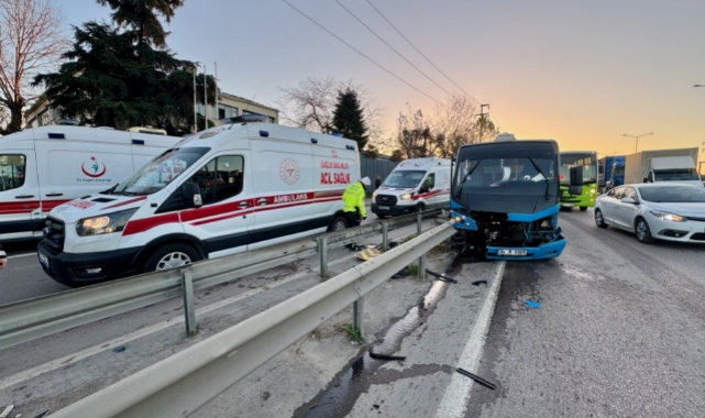 Yolcu Minibüsü Bariyerlere Çarptı:15 Yaralı