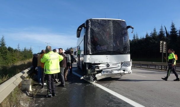 Yolcu Otobüsü Tıra Arkadan Çarptı:13 Yaralı