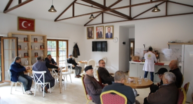 Yüreğir’de Emekliler Kütüphanede Buluşuyor