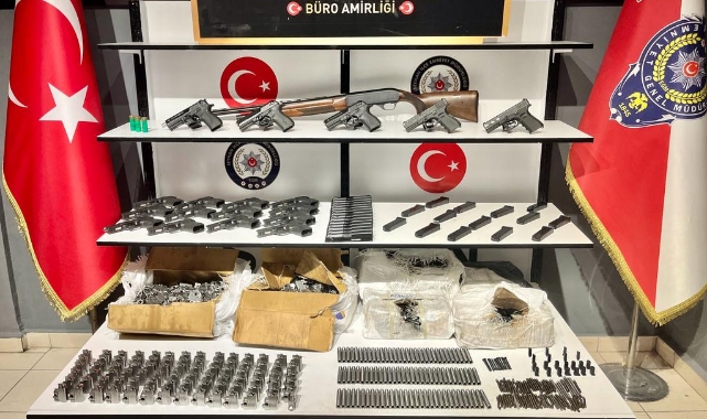 Adana'da Evlerden Ruhsatsız Silahlar Çıkıyor!
