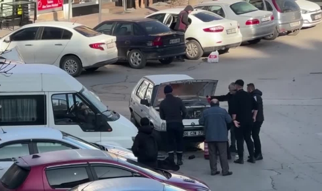 Alev Alan Otomobilini Montuyla Söndürmeye Çalıştı