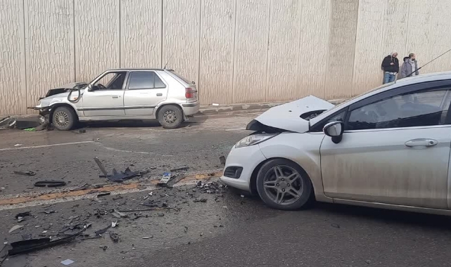 Alt Geçitte Trafik Kazası:3 Yaralı