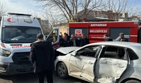 Ambulans Otomobille Çarpıştı