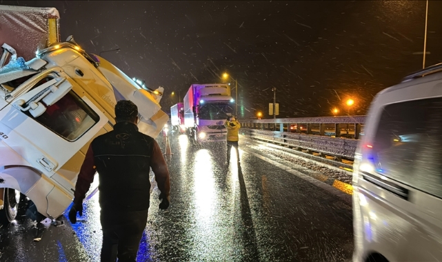 Anadolu Otoyolu'nda 2 Tır Çarpıştı