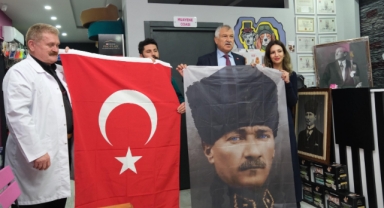 Atatürk'e Hakaret Edilen Kliniği Ziyaret Etti, ''Yalnız Değilsiniz'' Mesajı Verdi