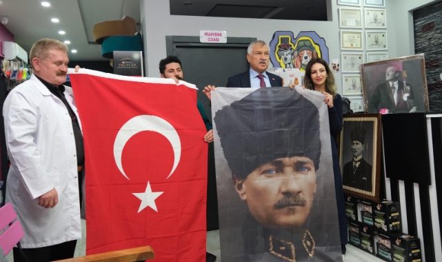 Atatürk'e Hakaret Edilen Kliniği Ziyaret Etti, ''Yalnız Değilsiniz'' Mesajı Verdi