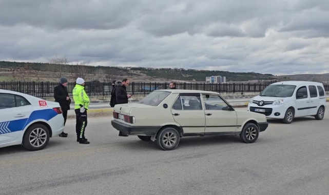 Çaldıkları Otomobili Bırakıp Kaçtılar